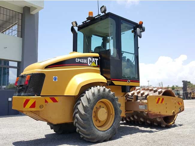 Аренда грунтового катка Caterpillar CP433E